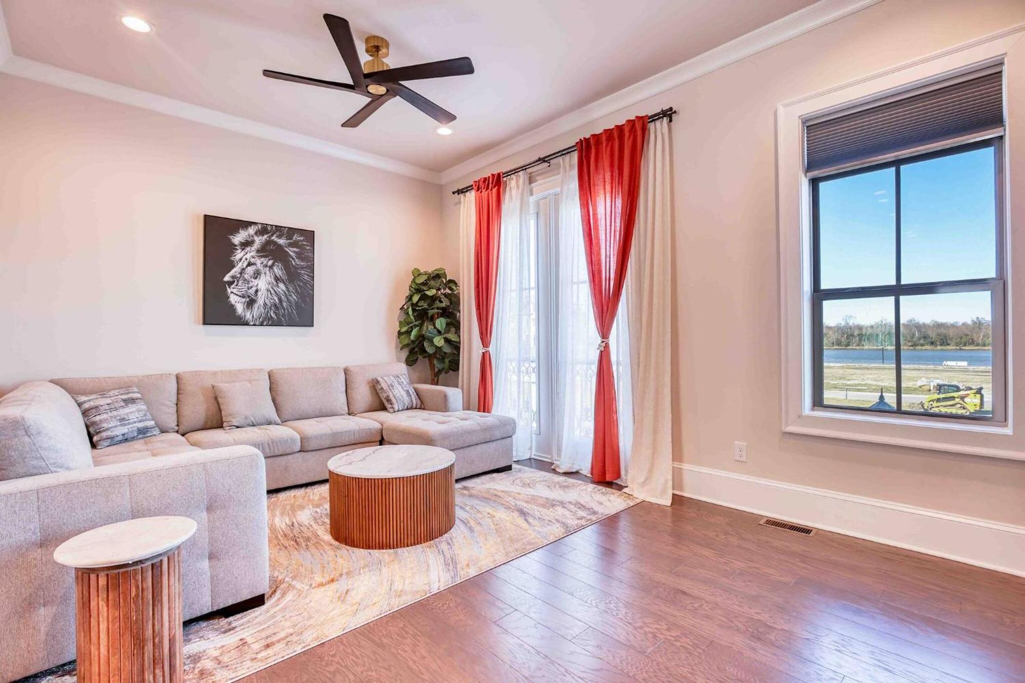 Riverfront Retreats, Downtown Holiday home