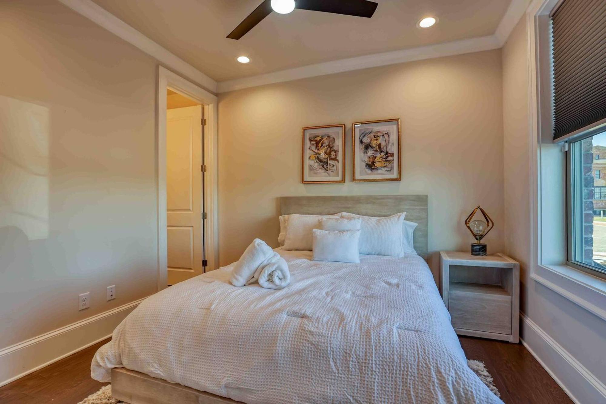 Riverfront Retreats, Downtown Holiday home