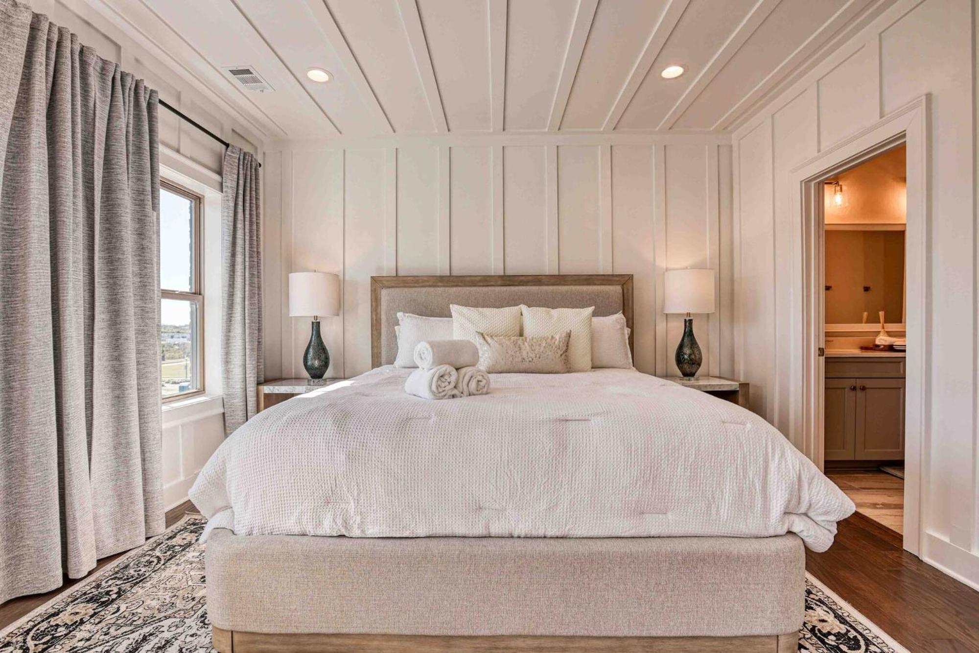 Riverfront Retreats, Downtown Holiday home *
