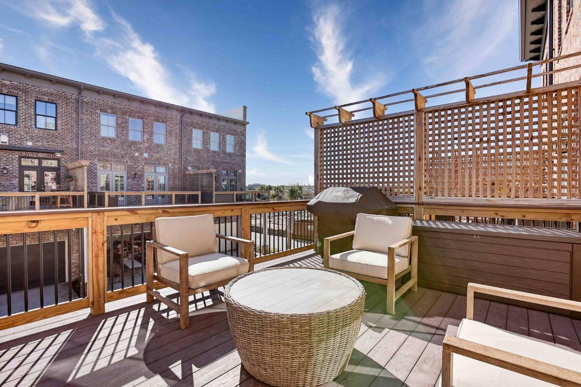 Riverfront Retreats, Downtown *